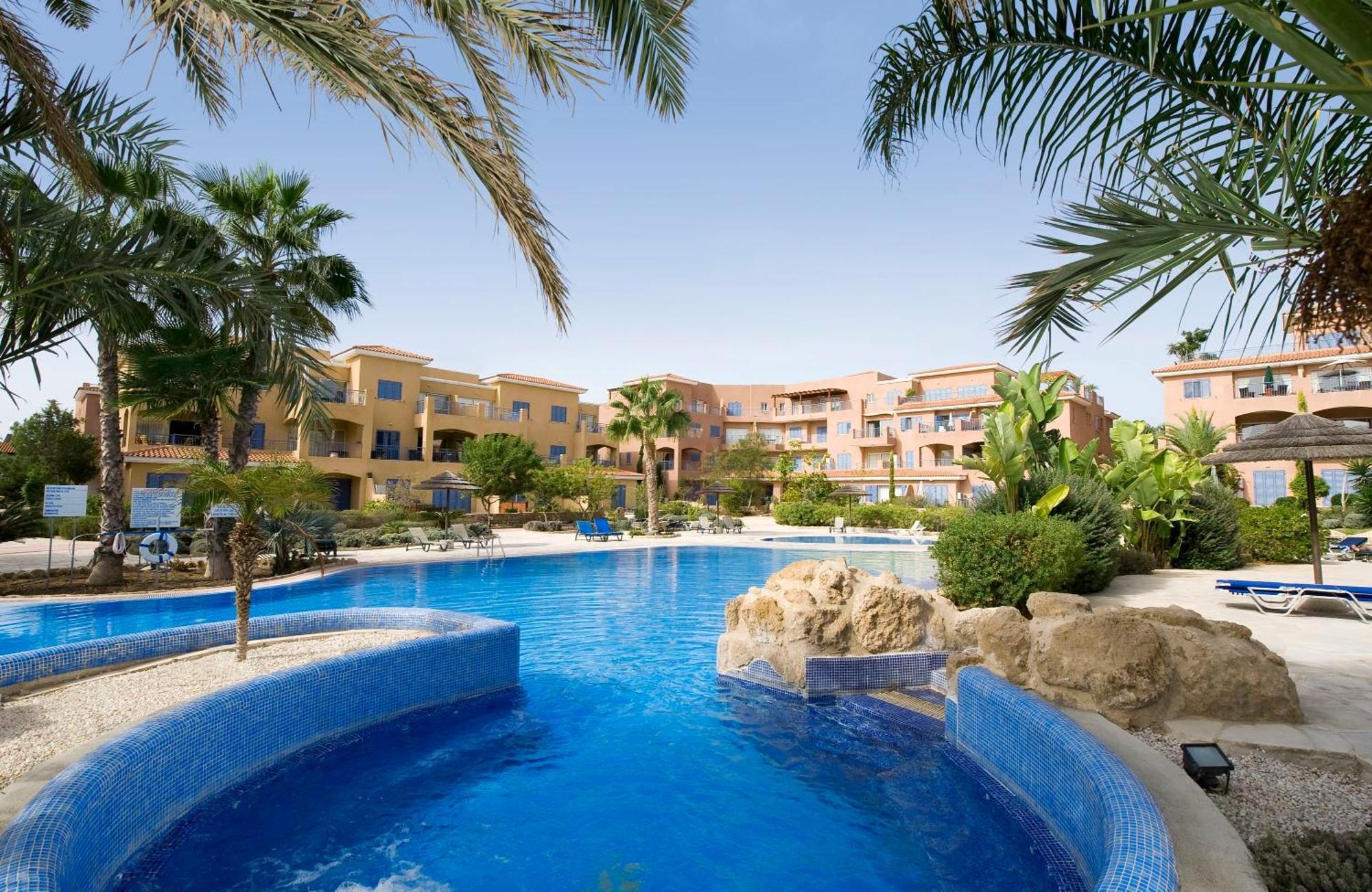 Limnaria Gardens - Modern Sunny 2 Bed Apartment Paphos Bagian luar foto